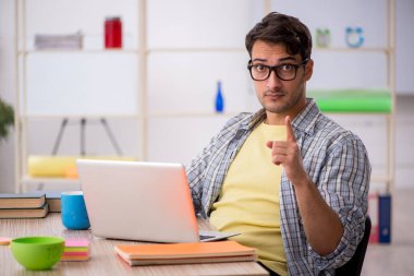 Salgın sırasında evden çalışan genç bir serbest çalışan.