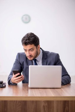 Ofiste çalışan genç bir çalışan.