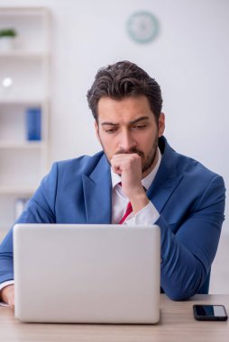 Ofiste çalışan genç bir çalışan.