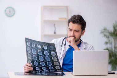 Hastanede çalışan genç doktor radyoloji uzmanı.