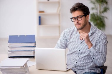 Ofiste çalışan genç bir çalışan.