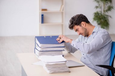 Ofiste çalışan genç bir çalışan.