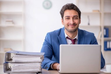 Ofiste çalışan genç bir çalışan.