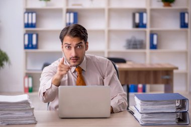 Genç işadamı aşırı işten memnun değil.