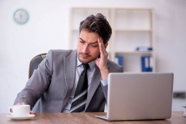 Molada kahve içen genç bir çalışan.