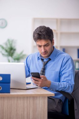 Ofiste çalışan genç bir çalışan.