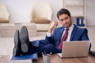 Genç bir çalışan ve ofiste çok fazla iş var.