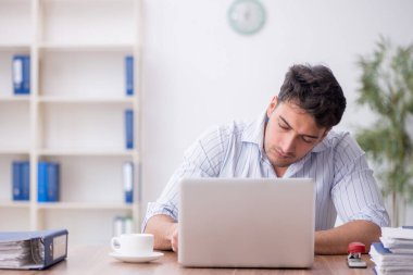 İş yerinde çalışan genç bir çalışan.