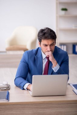 İş yerinde çalışan genç bir çalışan.