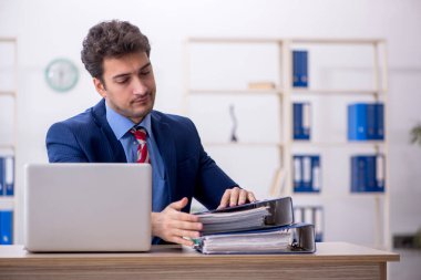 Ofiste çalışan genç bir çalışan.