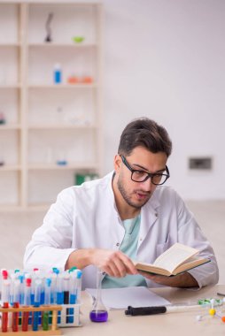 Laboratuvarda çalışan genç bir kimyager.