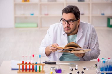 Laboratuvarda çalışan genç bir kimyager.