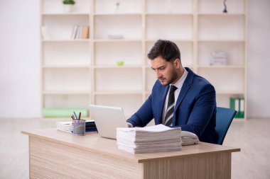 İş yerinde çalışan genç bir işadamı