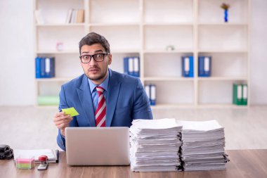 İş yerinde çalışan genç bir işadamı