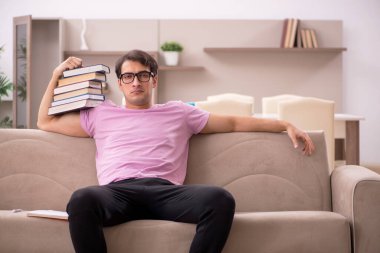 Evde sınava hazırlanan genç bir öğrenci.