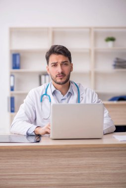 Teletıp konseptinde genç doktor