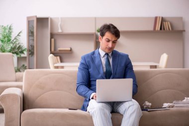 Salgın sırasında evden çalışan genç bir işadamı