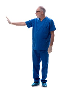 Yaşlı doktor beyazı izole etti.