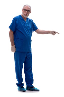 Yaşlı doktor beyazı izole etti.