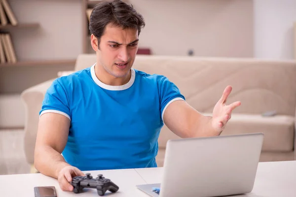 Jonge Mannelijke Student Speelt Videospelletjes Thuis — Stockfoto