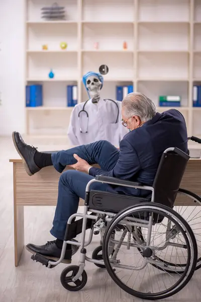 Alte Männliche Patientin Rollstuhl Besucht Teufelsarzt — Stockfoto