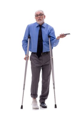 Koltuk değnekleri beyaz olan eski erkek patron.