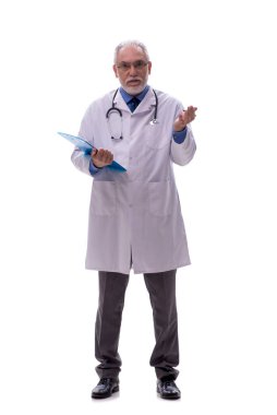 Yaşlı doktor beyazı izole etti.