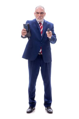 Silahlı, yaşlı bir polis memuru beyazları soyutladı.