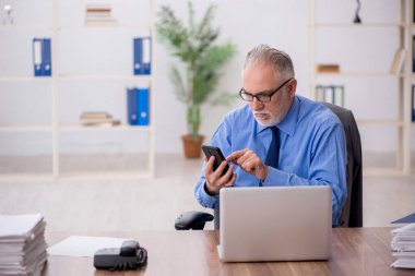 Ofiste çalışan eski bir çalışan.