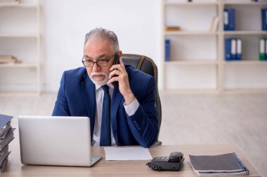 Eski bir çalışan telefonla konuşuyor.