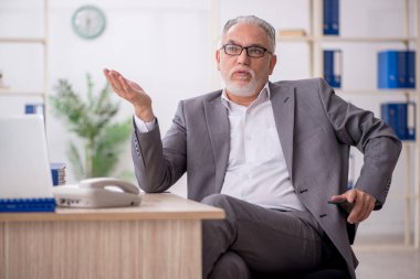 Ofiste çalışan eski bir çalışan.