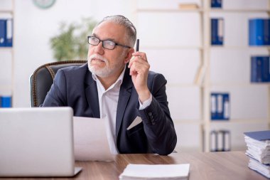 Ofiste çalışan eski bir çalışan.