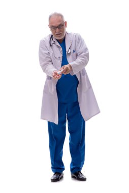 Yaşlı doktor beyazı izole etti.