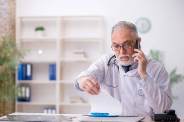 Teletıp konseptinde yaşlı bir doktor.