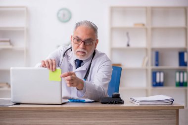 Hastanede çalışan yaşlı doktor.