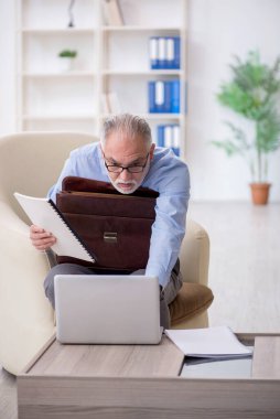 Koltukta oturan eski bir çalışan.