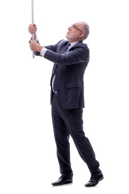 Yaşlı işadamı elinde metal çubukla beyazın üstünde duruyor.