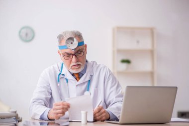 Hastanede çalışan yaşlı doktor otolog.