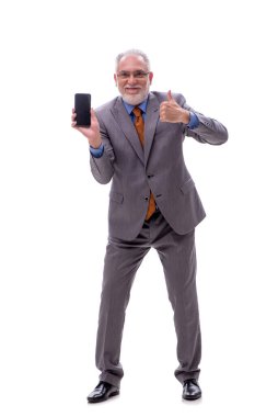 Yaşlı erkek patron telefonda konuşuyor.