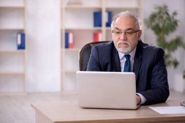 Eski bir işadamı ve ofiste çok fazla iş var.