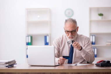 İş yerinde kredi kartı tutan eski bir çalışan.