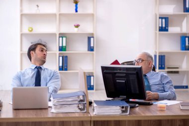 Ofiste çalışan iki meslektaşım.