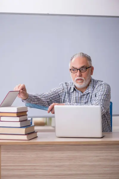 Alter Lehrer Sitzt Vor Whiteboard — Stockfoto