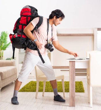 Genç erkek turist eve gitmeye hazırlanıyor.