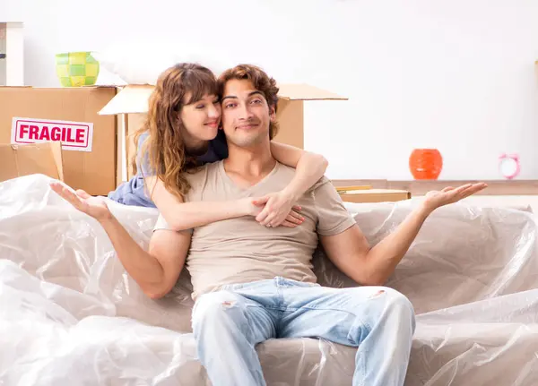 Young Pair Moving New Appartment — Stock Photo, Image