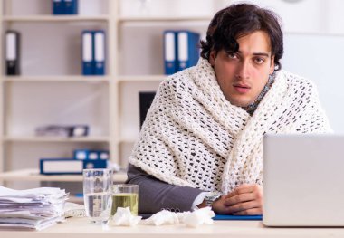 İş yerinde acı çeken genç bir erkek işçi.