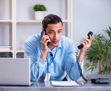 Ofiste çalışan genç erkek seyahat acentesi.