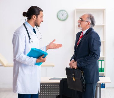 Doktor ve iş adamı tıbbi projeyi tartışıyor