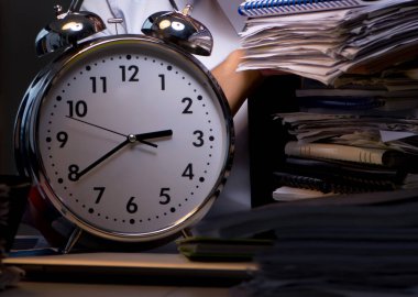 Genç işadamı geç saatlere kadar ofiste çalışıyor.