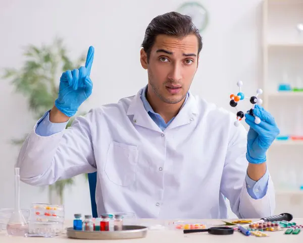 Young Male Lab Assistant Drug Synthesis Concept — Stock Photo, Image